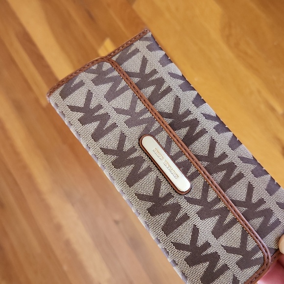 Michael Kors Austin Flap Wallet - Picture 9 of 9